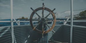 Reflectieblog Het roer in eigen hand nemen. Het roer in eigen hand nemen. Herken je dat je er nu aan toe bent ? De redenen waarom je niet eerder die beslissing hebt genomen is niet meer zo belangrijk. Belangrijk is dat je het doet. Dat je deelnemer 